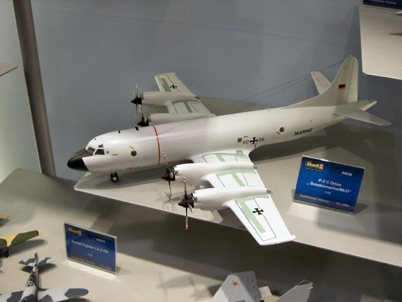 48008 revell diecast aircraft detailed