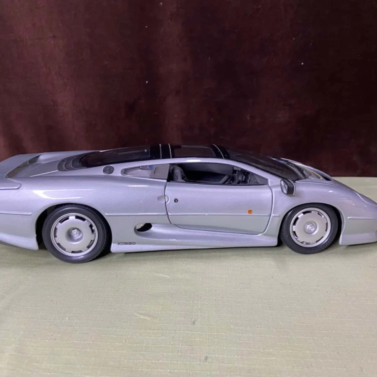 48035 xj220 diecast model interior