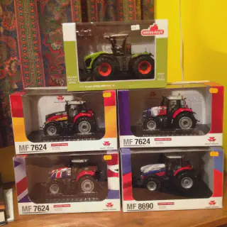 /img/48112-britains-diecast-farm-models-display.webp