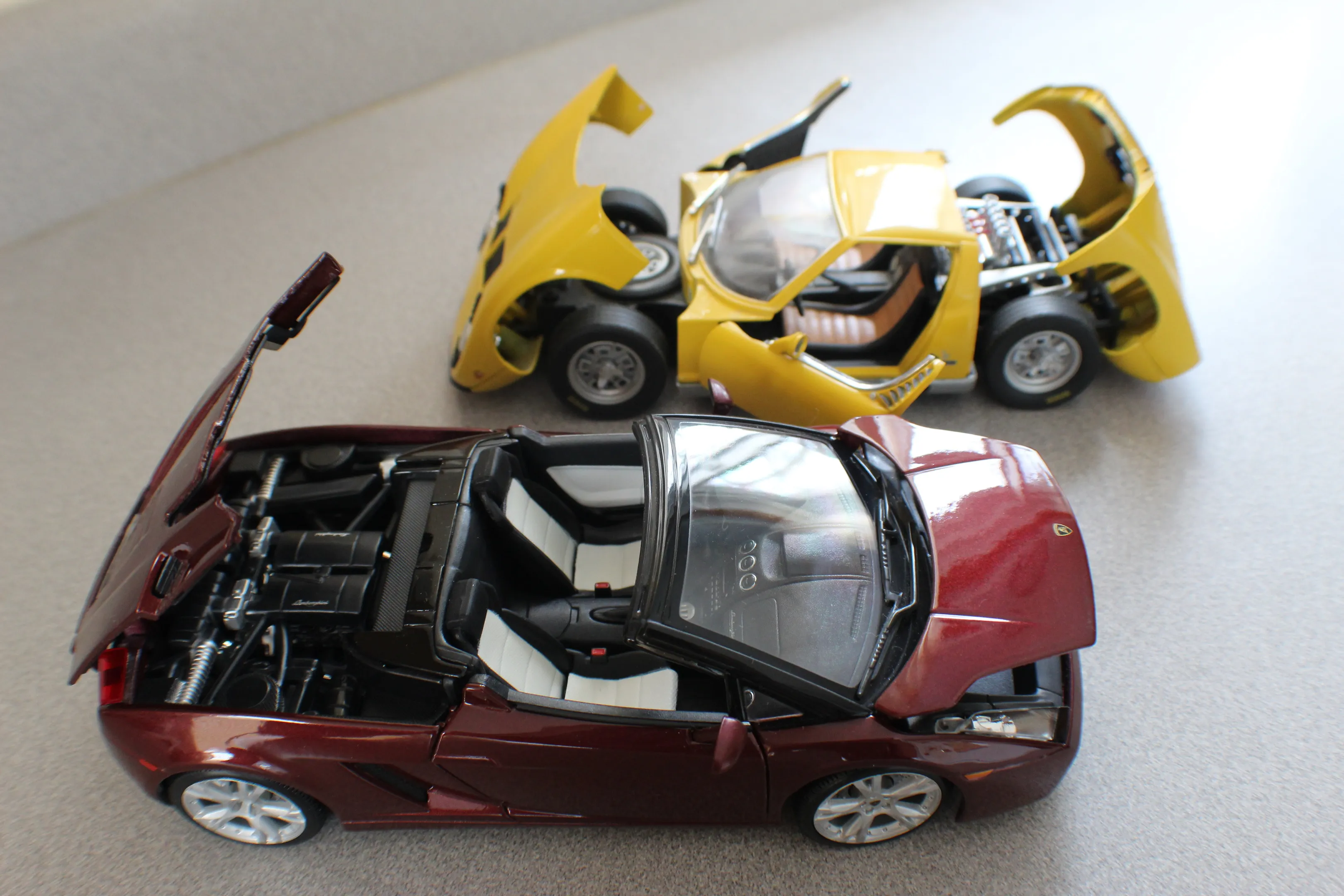 /img/48144-diecast-car-models.webp